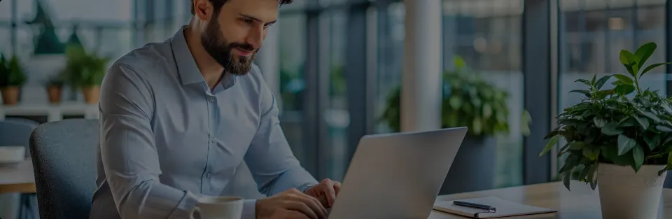 Questor Pequenas Empresas Hero Empresario Laptop em tela do ecossistema Questor